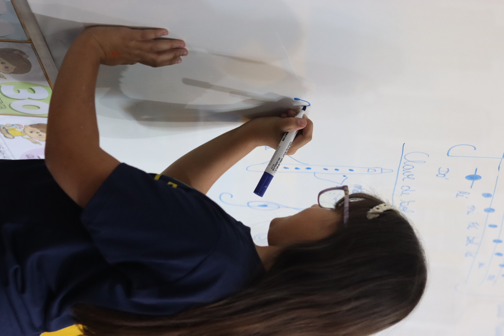 Responsável utilizando o celular para acessar um formulário
